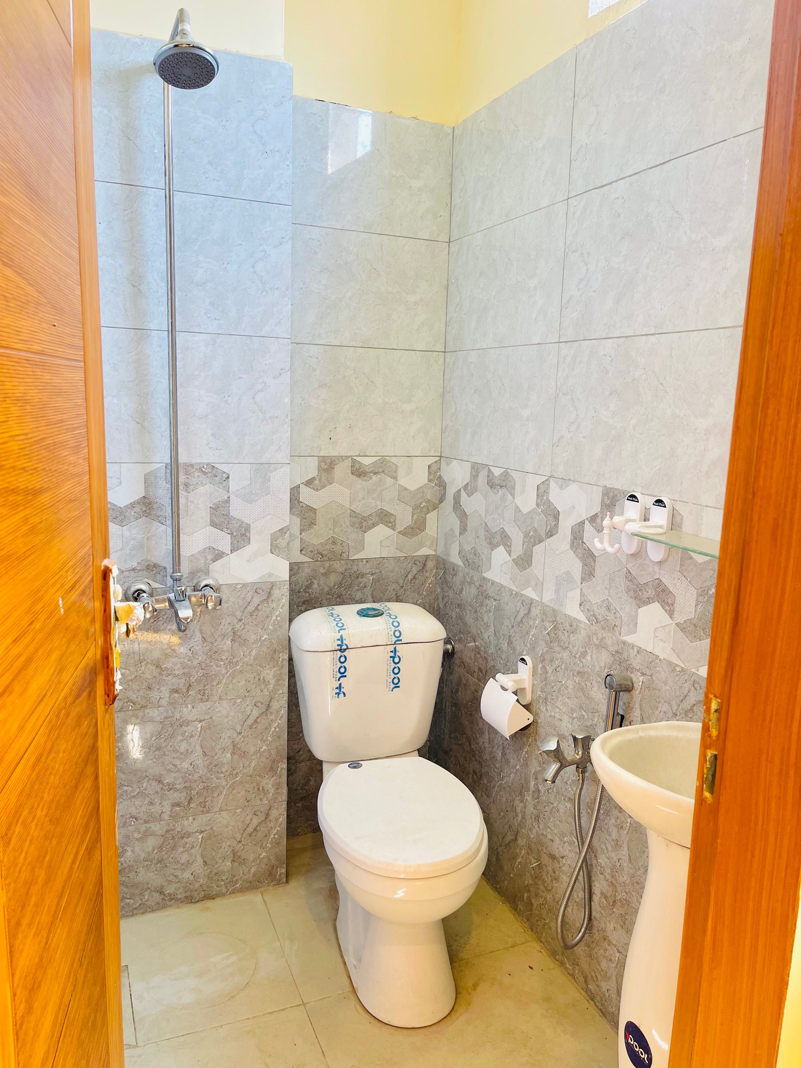 Single-Bed Apartment with Essential Amenities